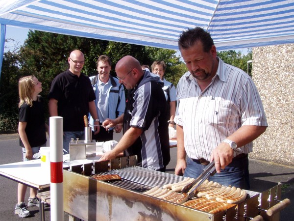Super – am Grill sorgten Thomas Reinhardt (l.) und Rainer Dapprich (r.), für durchweg zufriedene Gesichter bei der Kundschaft. Ihre Currywurst fand großen Anklang.