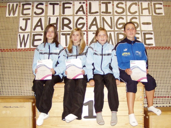 Die Trampolin-Turnerinnen der Klassen B bis D (v. l.) Katharina Hanke, Witta Blum, Alina Heupel und Carina Hagedorn traten bei den  Westfälischen Jahrgangswettkämpfen 2007 an. 