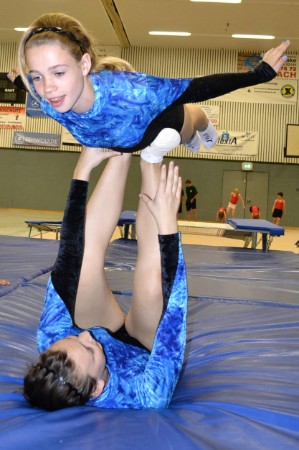 Auch außerhalb des Wettkampfes aktiv. Akrobatik bei Anika Volkmer (unten) und Paula Dapprich (oben). / Bild Nina Stahl
