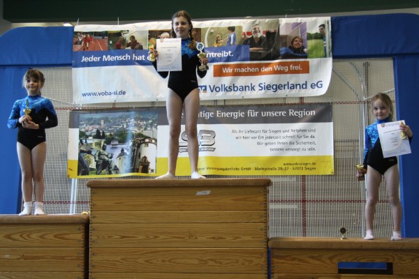 Wettkampf der Jüngsten gewann Laura Hofmann (M) vor Dana Irle (l.) und Leonie Mayer (r.).