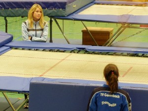 Sara Grümbel (l) beobachtet Sara Debus bei der Wettkampfvorbereitung. Katharina Hanke (v. r.) sichert ab.