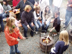 Feuer und Stockbrot – das gehört schon zur Tradition beim Sommerfest der Trampolinabteilung des TV Gosenbach. 