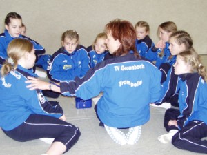 Die Trainerin und ihre Truppen. Tanja Kretzer sucht schon Teilnehmerinnen für die kommenden Westfälischen Jahrgangswettkämpfe. 